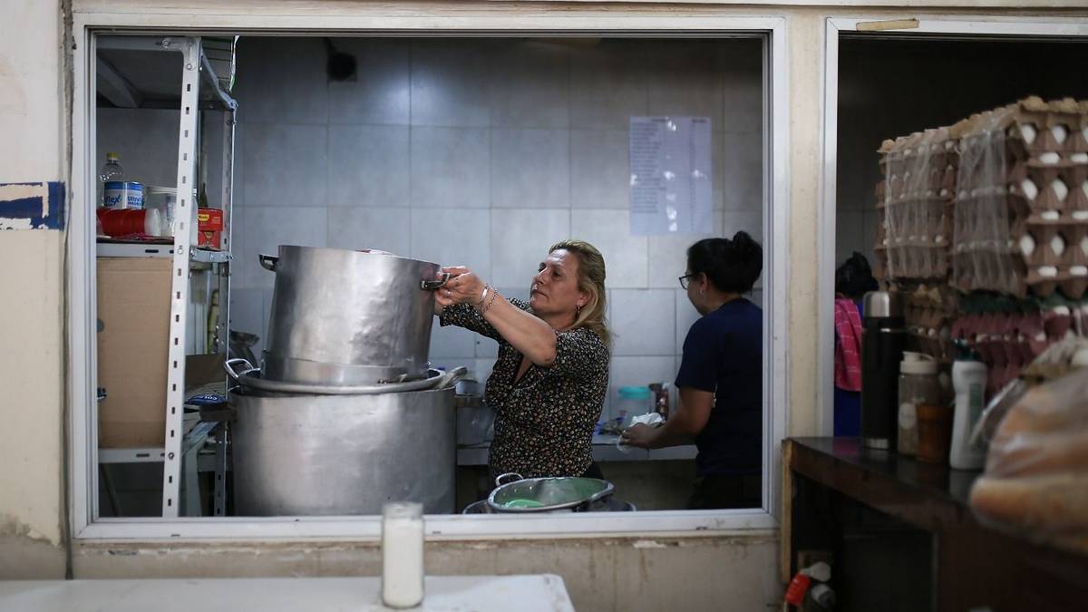 Más del 40% de los barrios populares debió dejar de comer durante un día entero por falta de ingresos