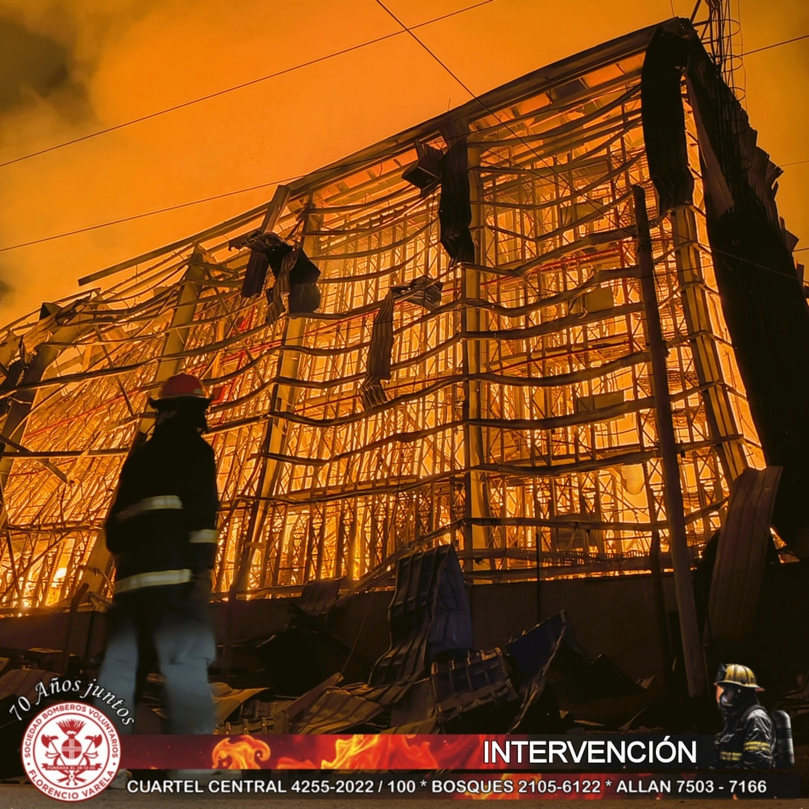 Incendio en Parque Industrial de Ezeiza: contó con la colaboración de los Bomberos Voluntario de Florencio Varela