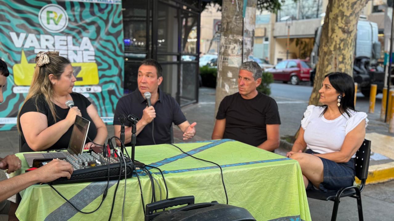 Intendente Andrés Watson: "El Paseo Navideño es una gran oportunidad para los varelenses que reúne a los comerciantes del distrito. Estas fiestas debemos estar muy unidos". 