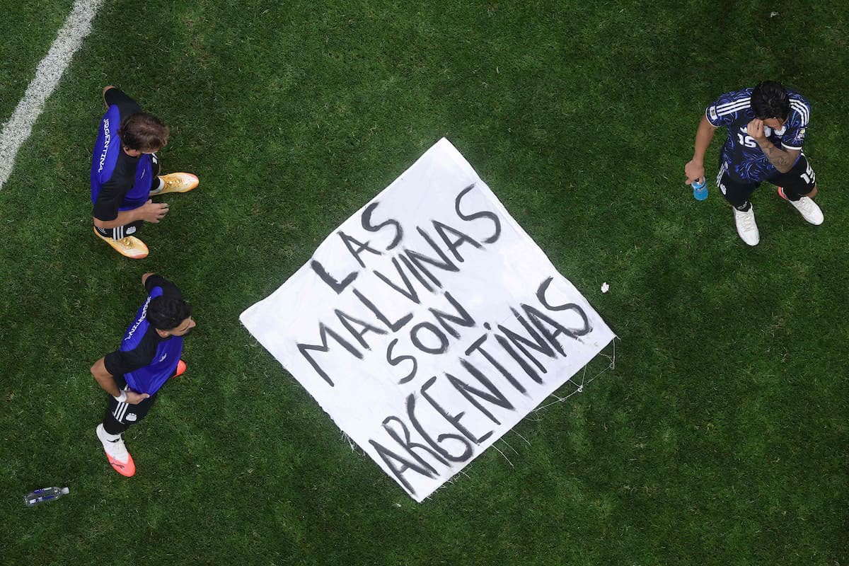El offside de Milei: el gobierno nacional quiere jugar un partido que no le corresponde