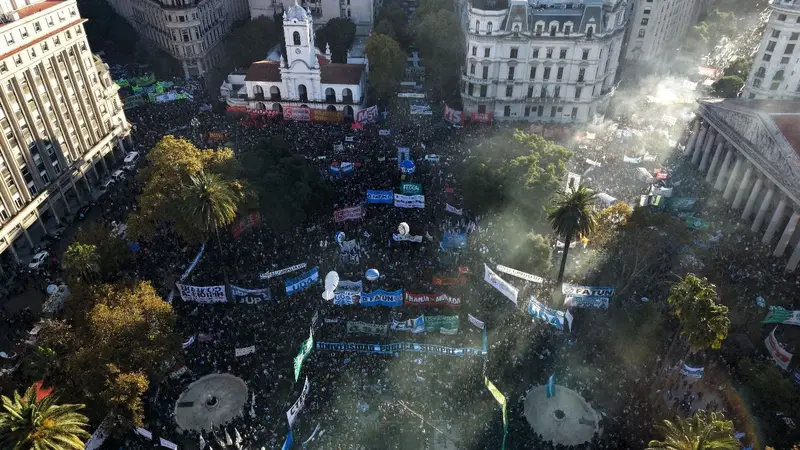 Multitudinaria Marcha Federal Universitaria en defensa de la educación pública