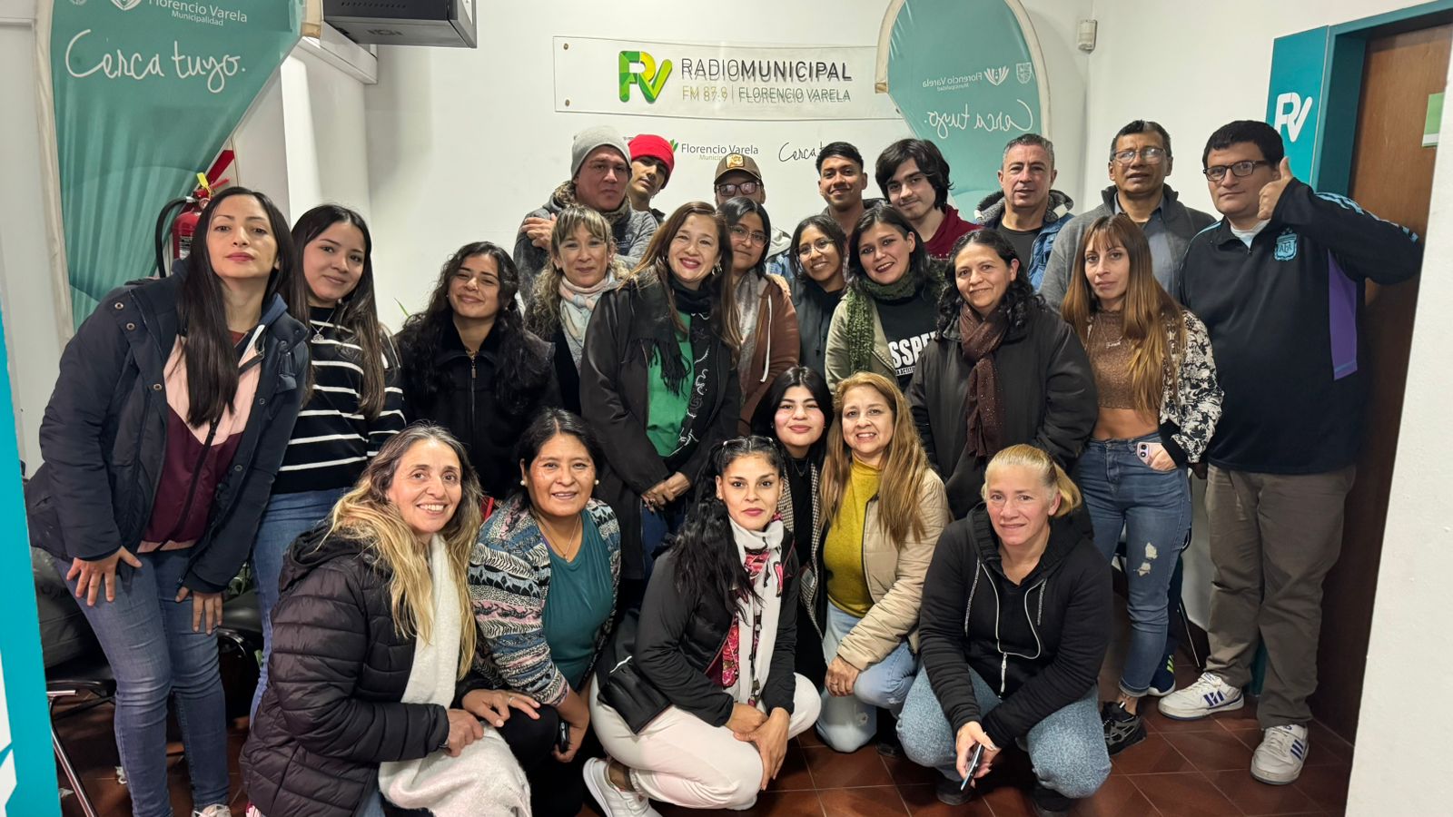 El CENS N°452 realizó la visita guiada a la Radio Municipal FV y participó en el programa "UNIDOS X LA MÚSICA" 
