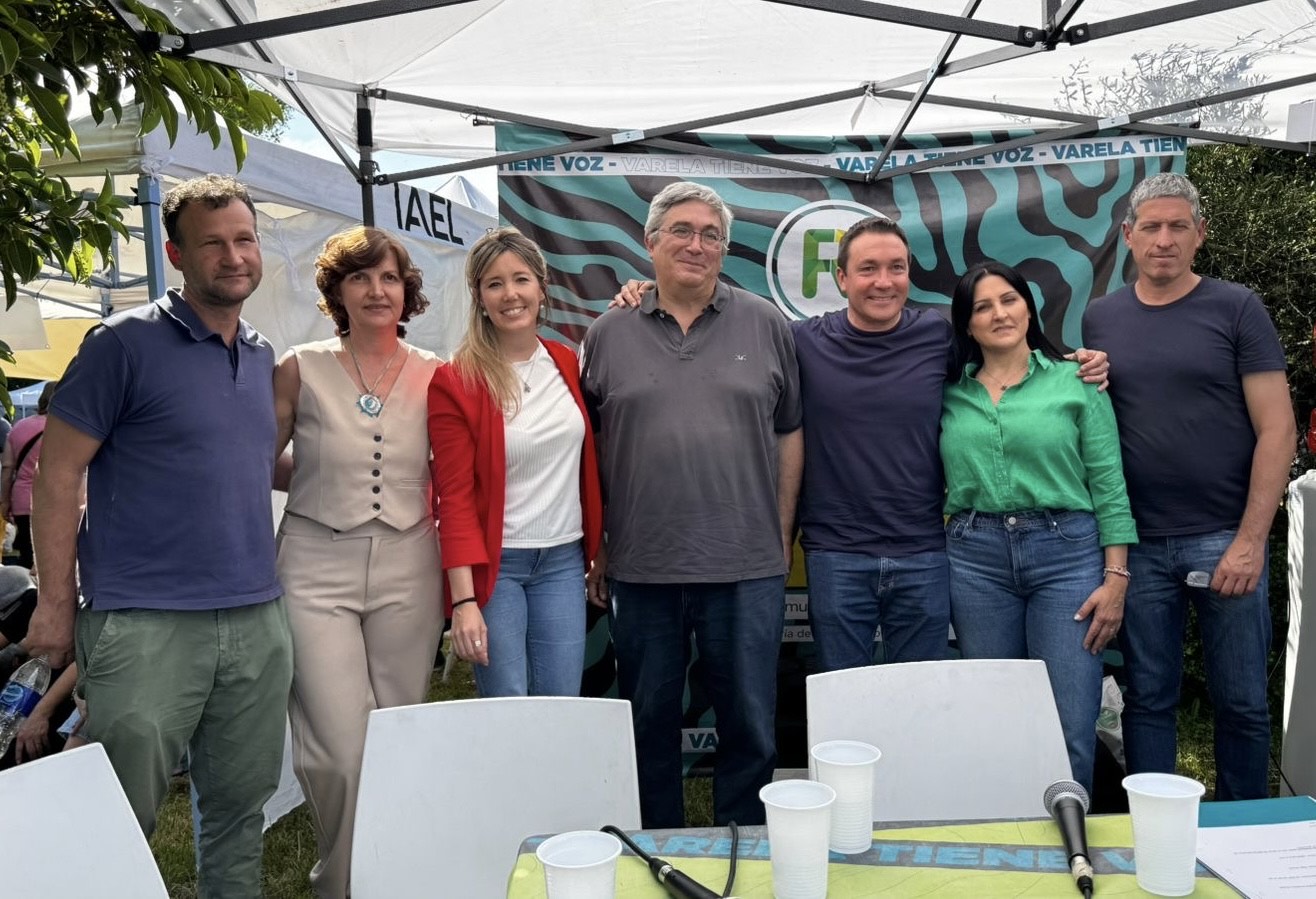 Andrés Watson junto al ministro de Desarrollo Agrario de la Provincia, Javier Rodríguez, recorrieron la Fiesta de la Frutilla 2025
