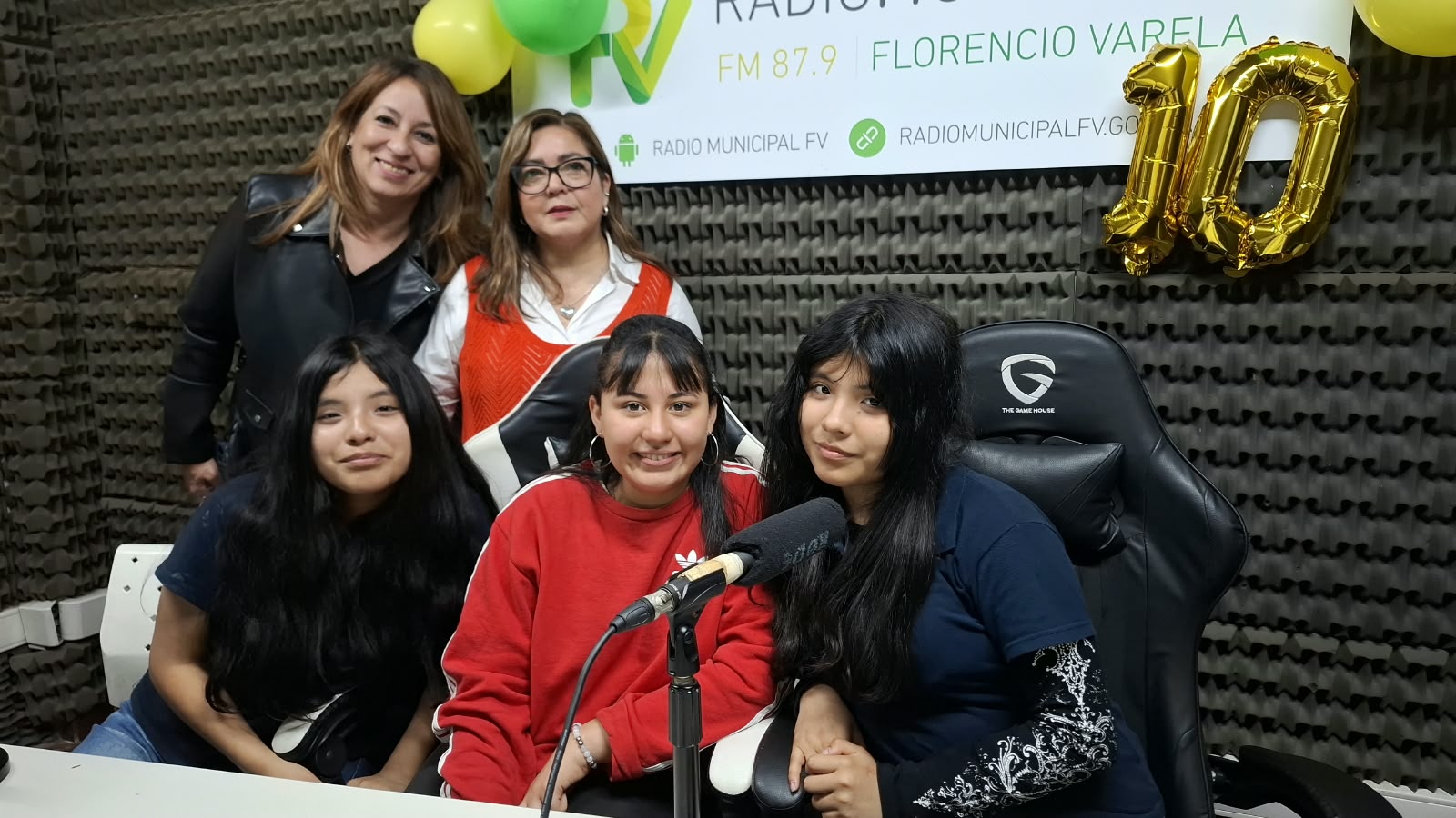  Las alumnas de 6° de la E.E.T.  N 4  contaron su proyecto "Tabla periódica con materiales reciclables para no videntes"