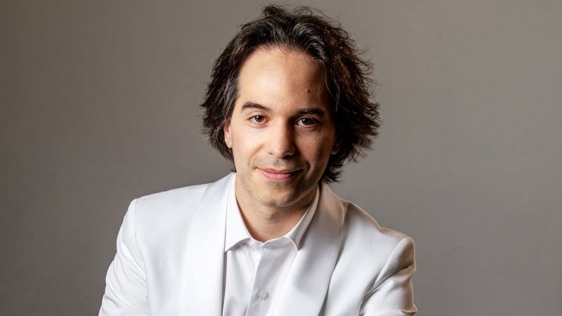 Horacio Lavandera lanza Suite Beatles (en vivo), un nuevo EP registrado durante el concierto que ofreció a sala llena el 25 de octubre de 2025 en el Teatro Coliseo de Buenos Aires. 