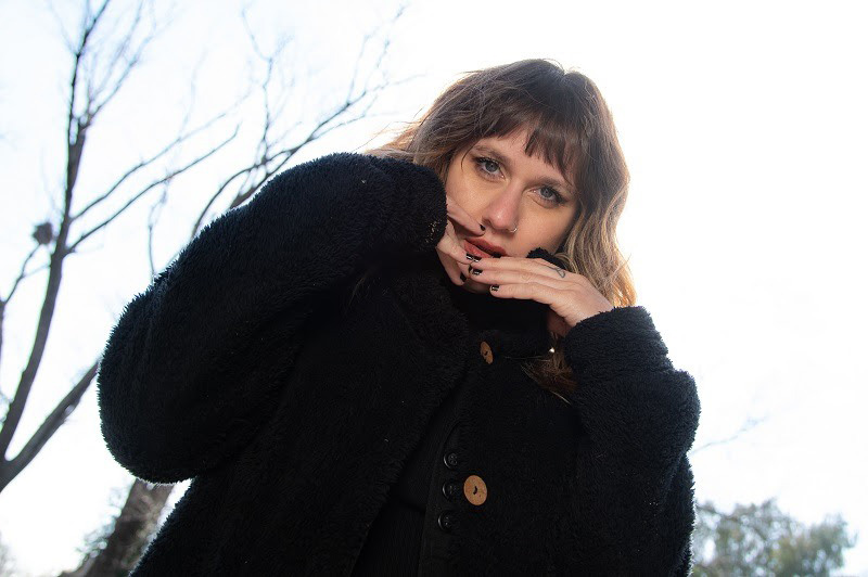 Guadalupe Mol presenta su nuevo single y reafirma su identidad rockera
