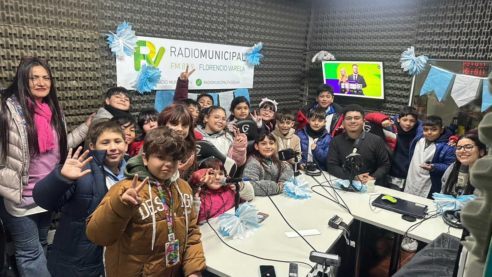 ¡La Escuela Primaria N°6 visitó la Radio Municipal FV!

