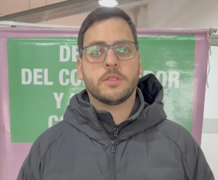 Compró un monitor gamer por internet, recibió piedras y la Oficina de Defensa del Consumidor logró resolver su caso