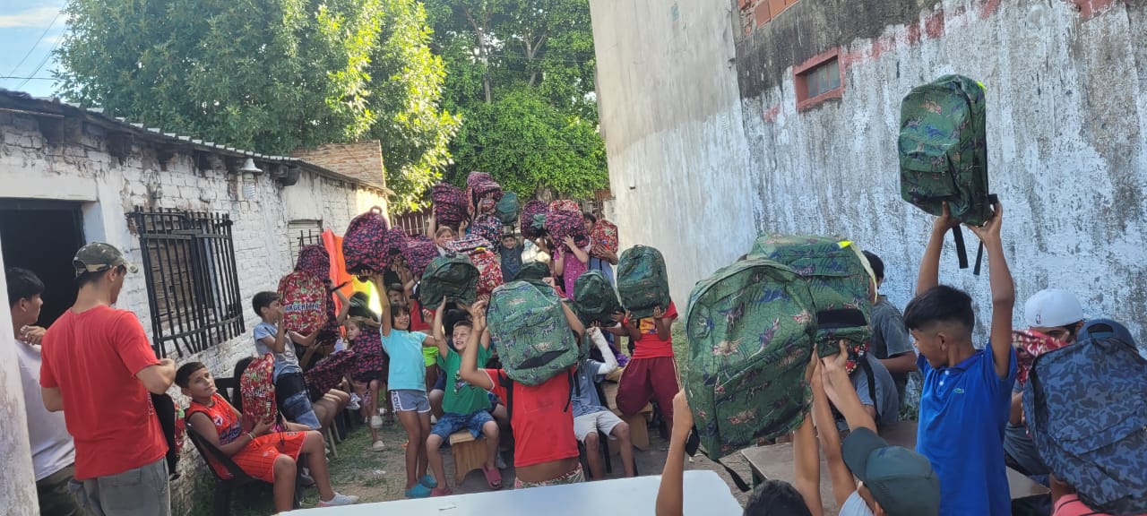 “Seamos Útiles”: exitosa campaña donde se recaudó más de 2.500 mochilas y guardapolvos en 8 provincias para ayudar a niños en el inicio de clases  