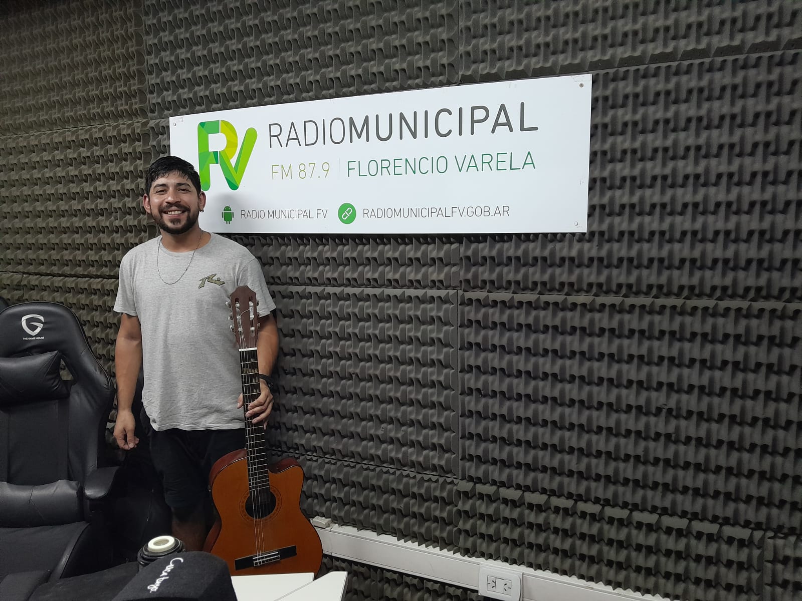 Alan Jara, "El Chango de Bera", trajo el color de las peñas de Cosquín a la Radio Municipal