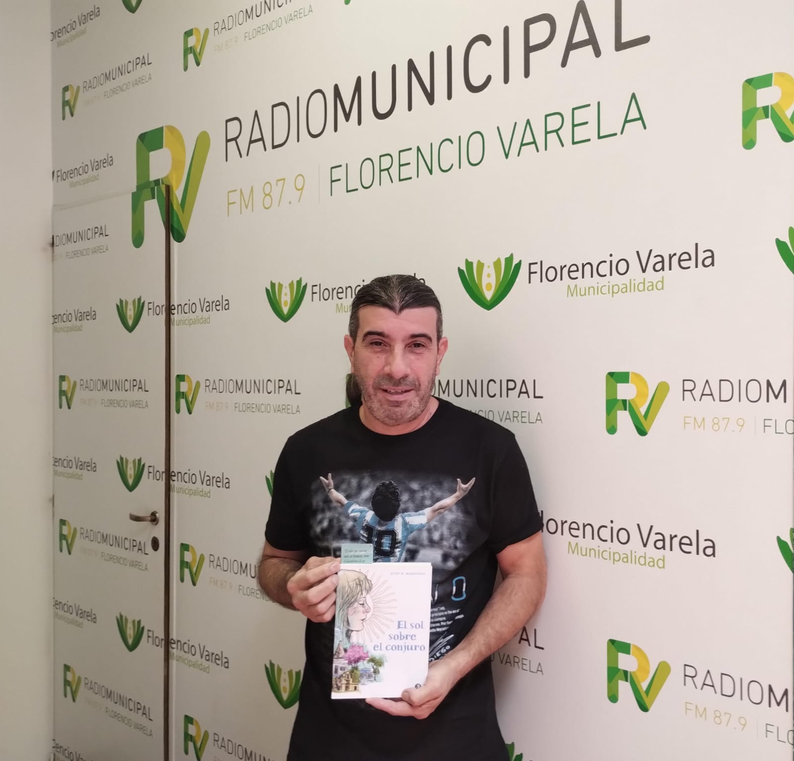 El escritor varelense Juan. R. Martínez nos presentó su último libro: “El sol sobre el conjuro”: un camino para valorar nuestra identidad varelense 